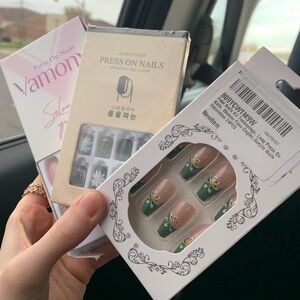 Set of three press on nails